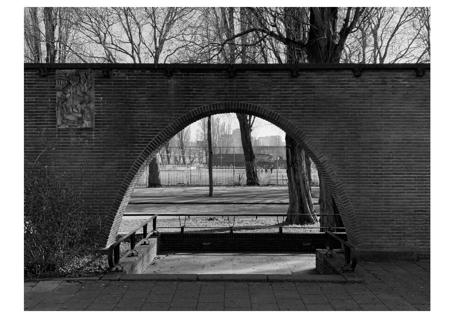 Black and white photograph of a catenary arch in the Monument Indië-Nederland in Amsterdam.