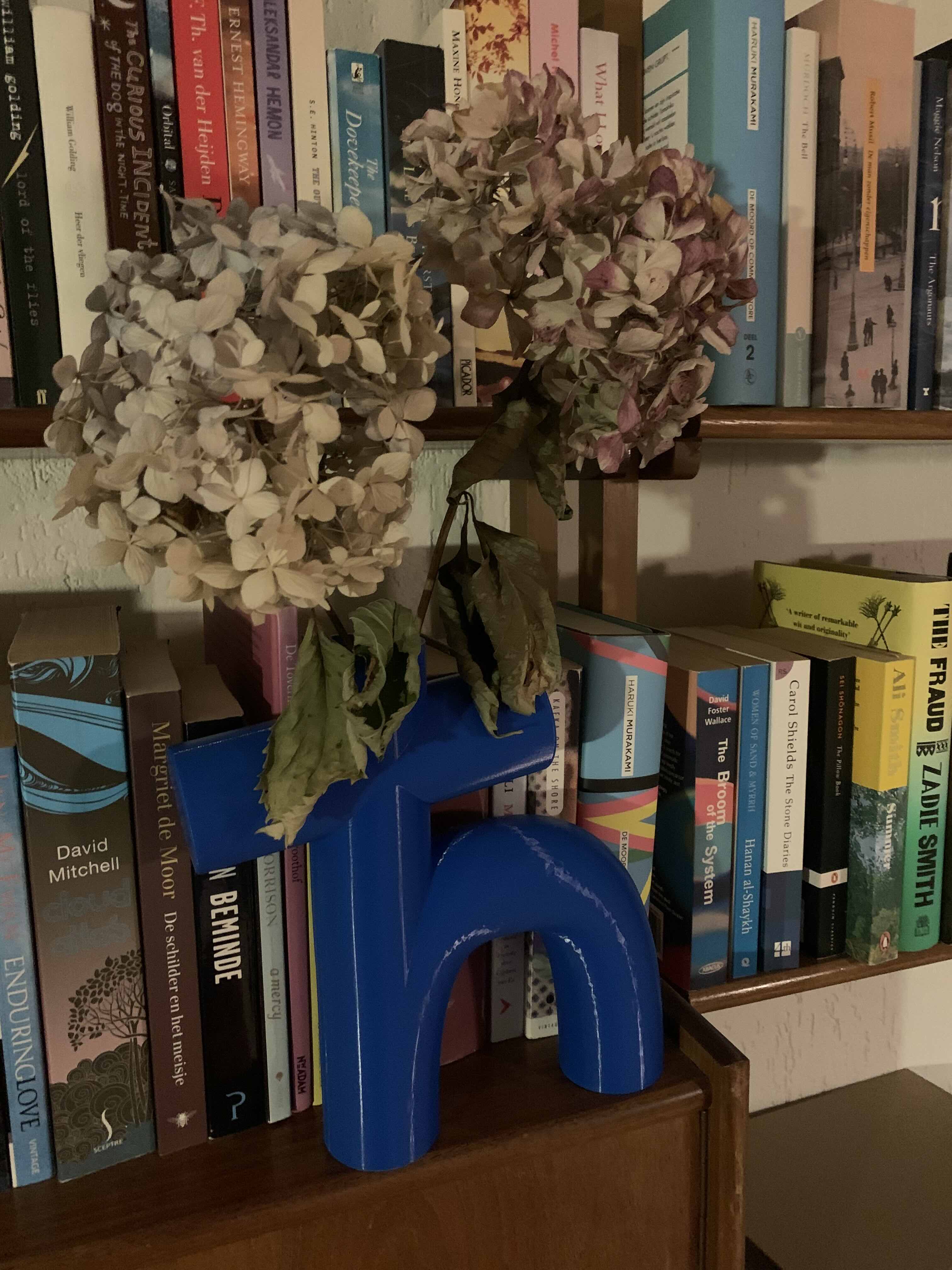 A vase in the shape of the letter 'hbar.'